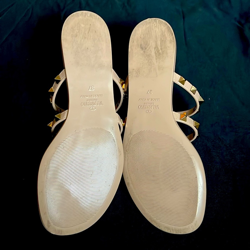 Valentino Garavani ROCKSTUD FLAT RUBBER SANDAL - Picture 3 of 3